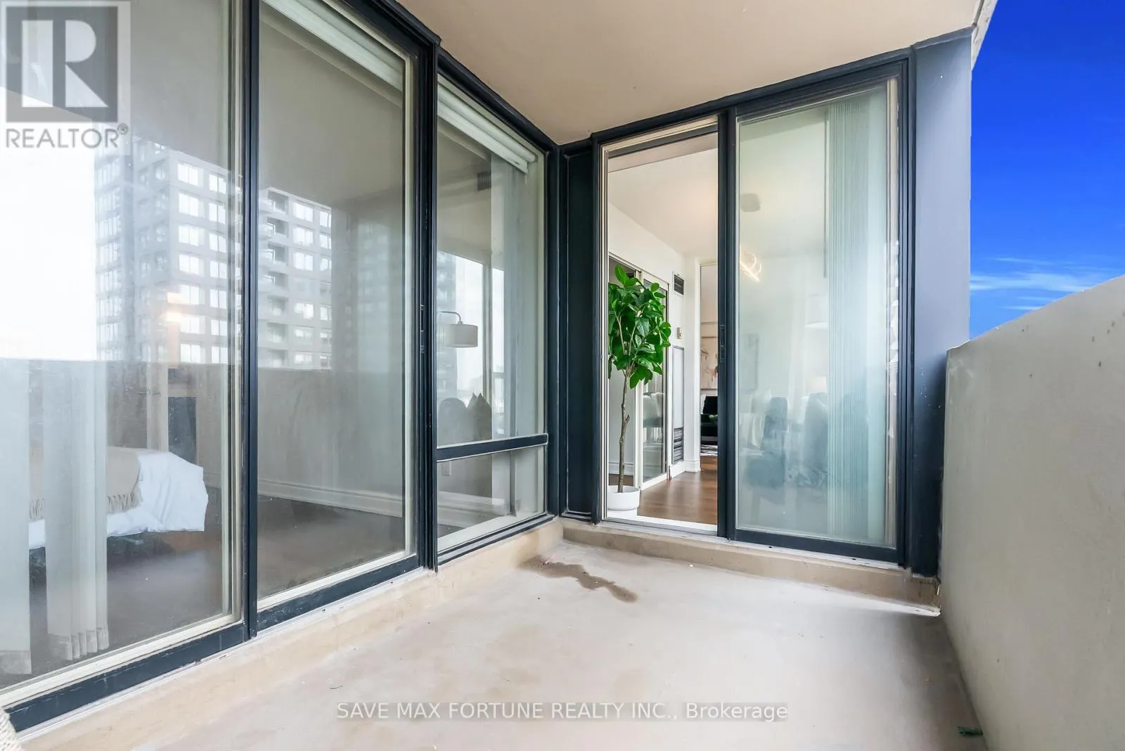 1006 - 330 RATHBURN ROAD W