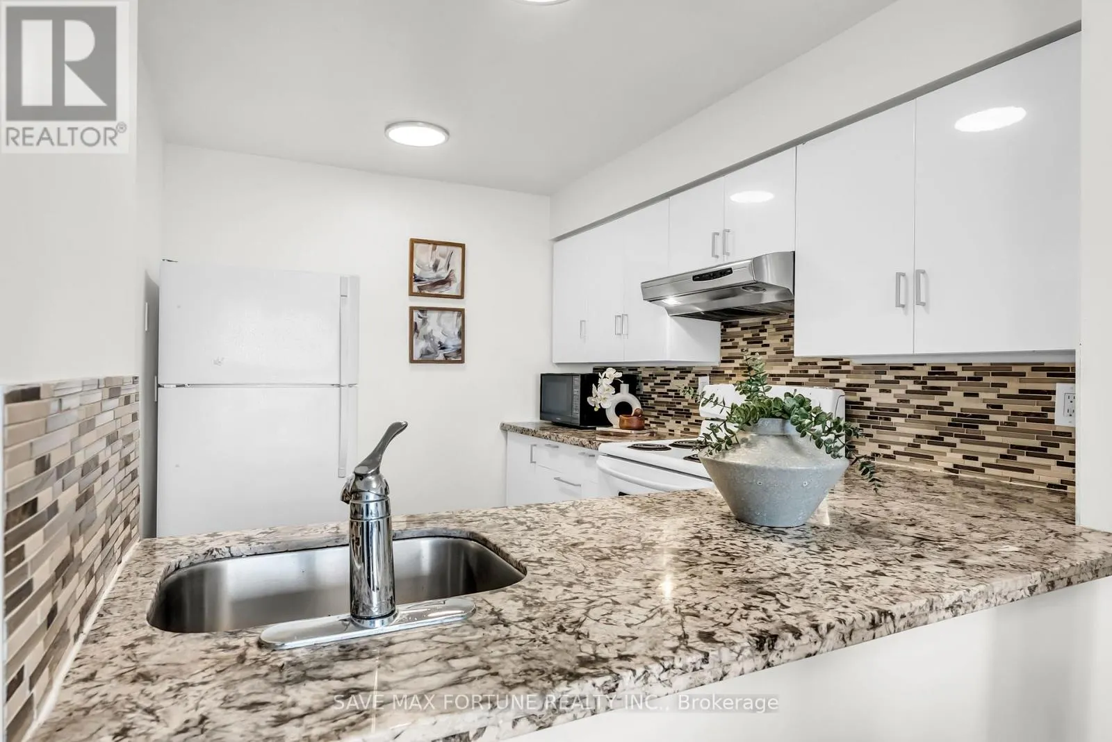 1006 - 330 RATHBURN ROAD W