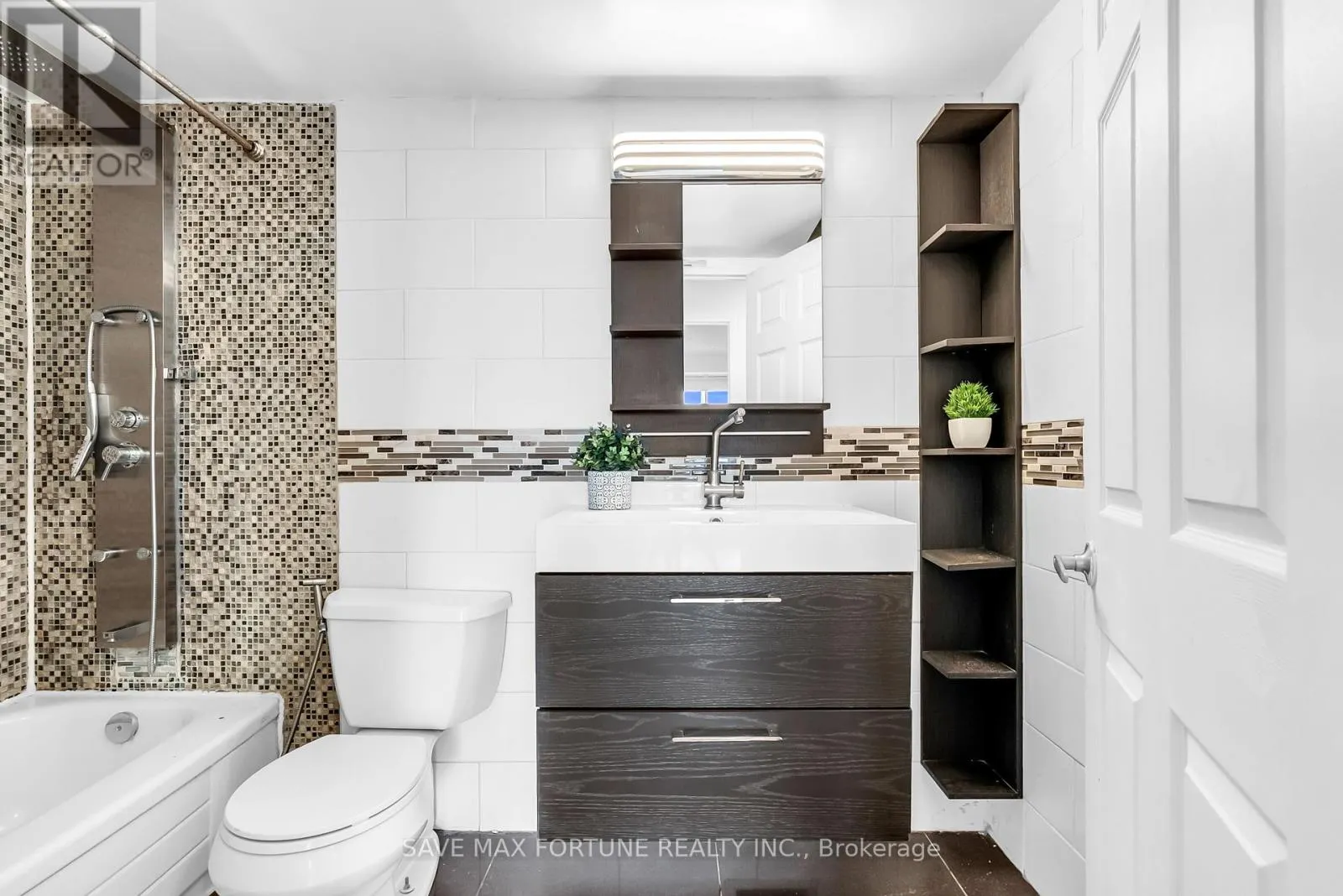 1006 - 330 RATHBURN ROAD W