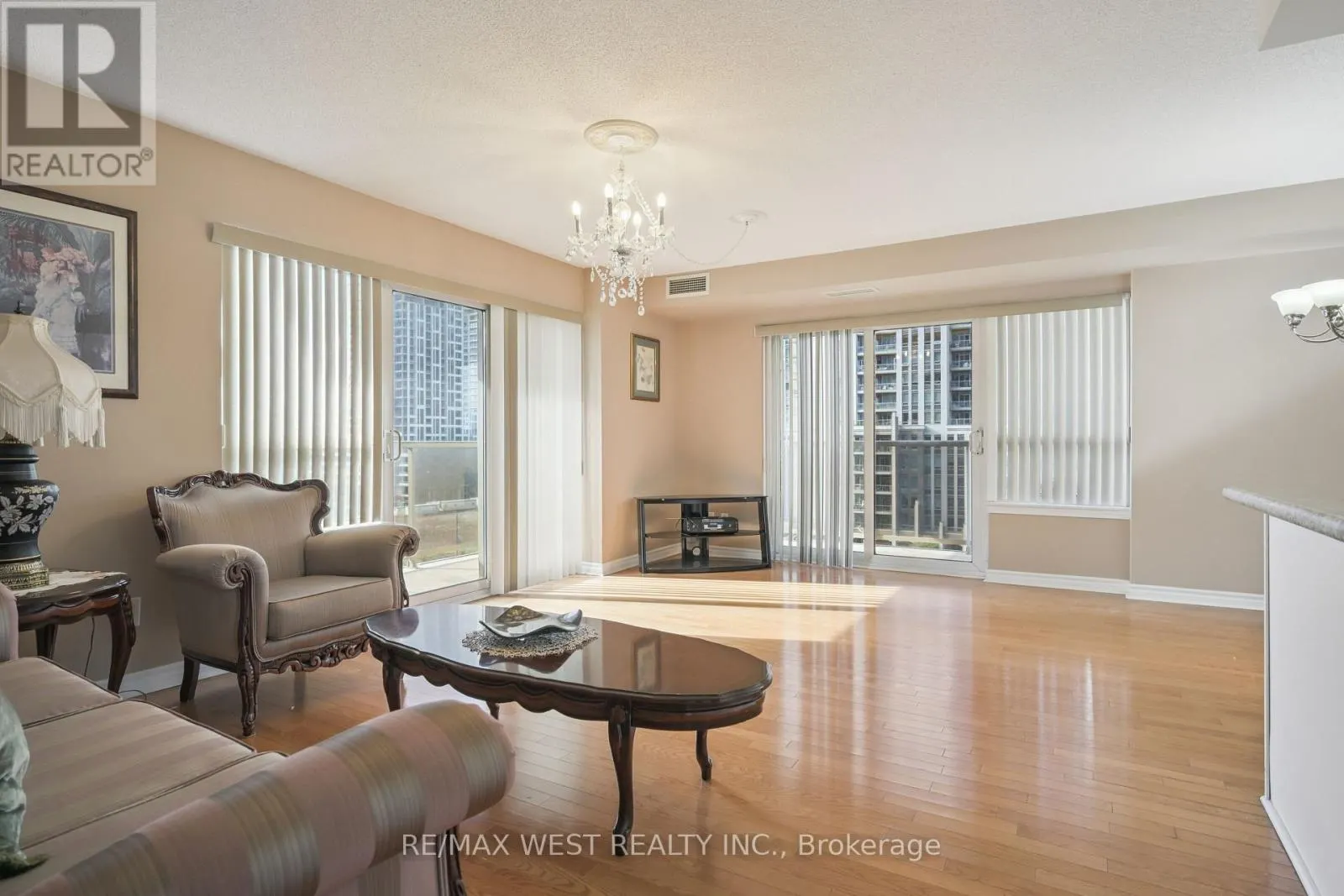 805 - 350 PRINCESS ROYAL DRIVE