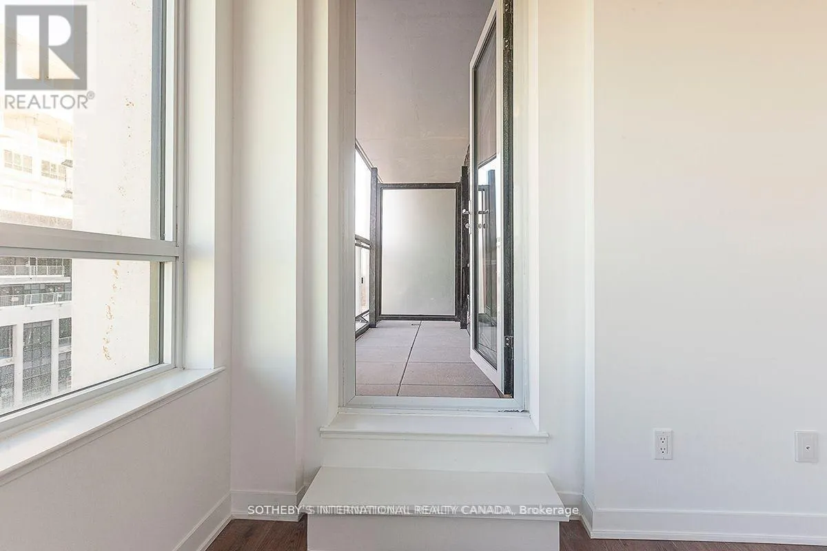 413 - 405 DUNDAS STREET W