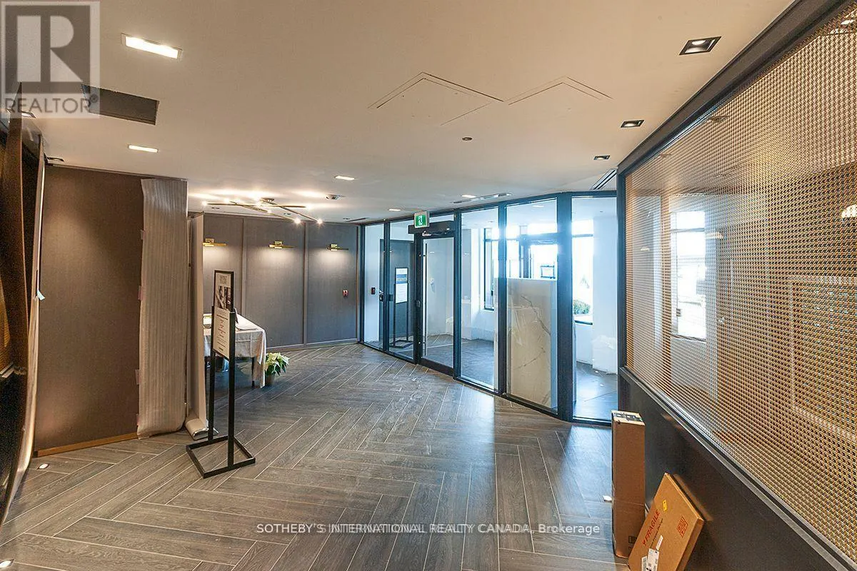 413 - 405 DUNDAS STREET W