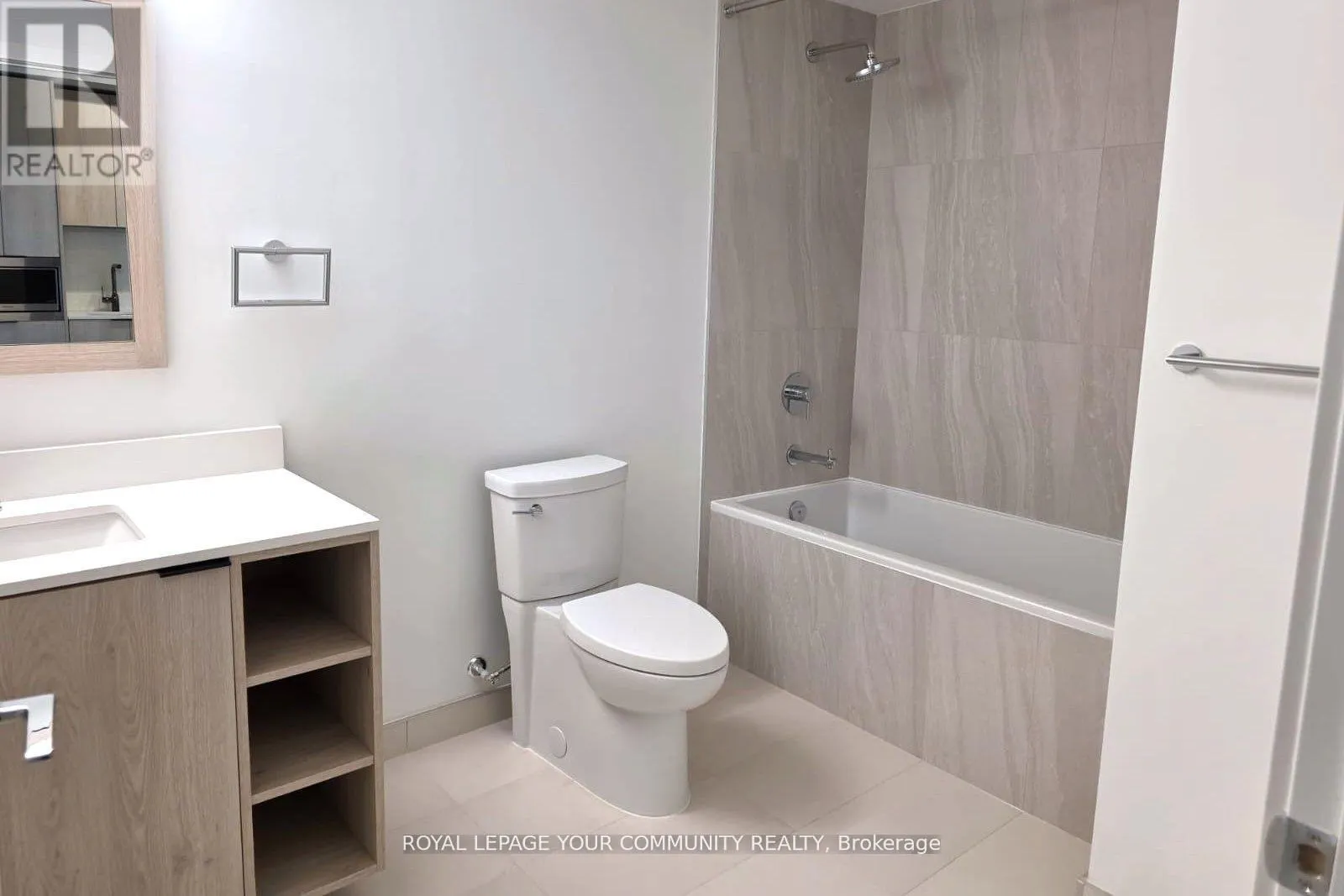 528 - 1007 THE QUEENSWAY