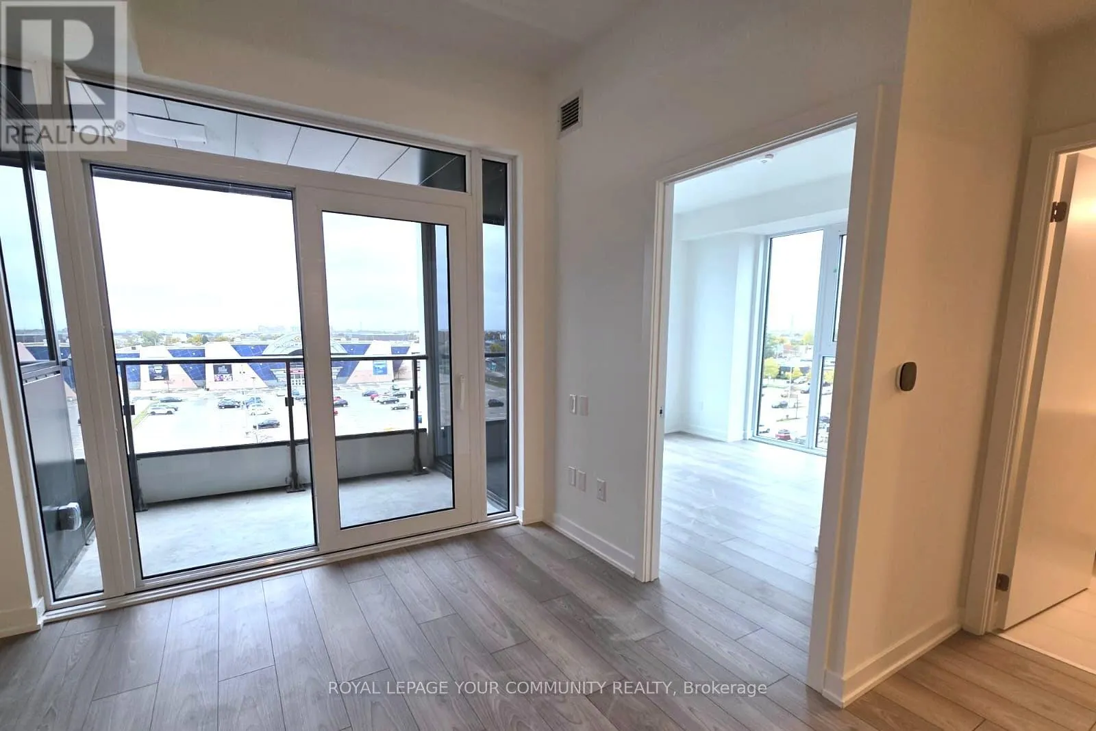 528 - 1007 THE QUEENSWAY