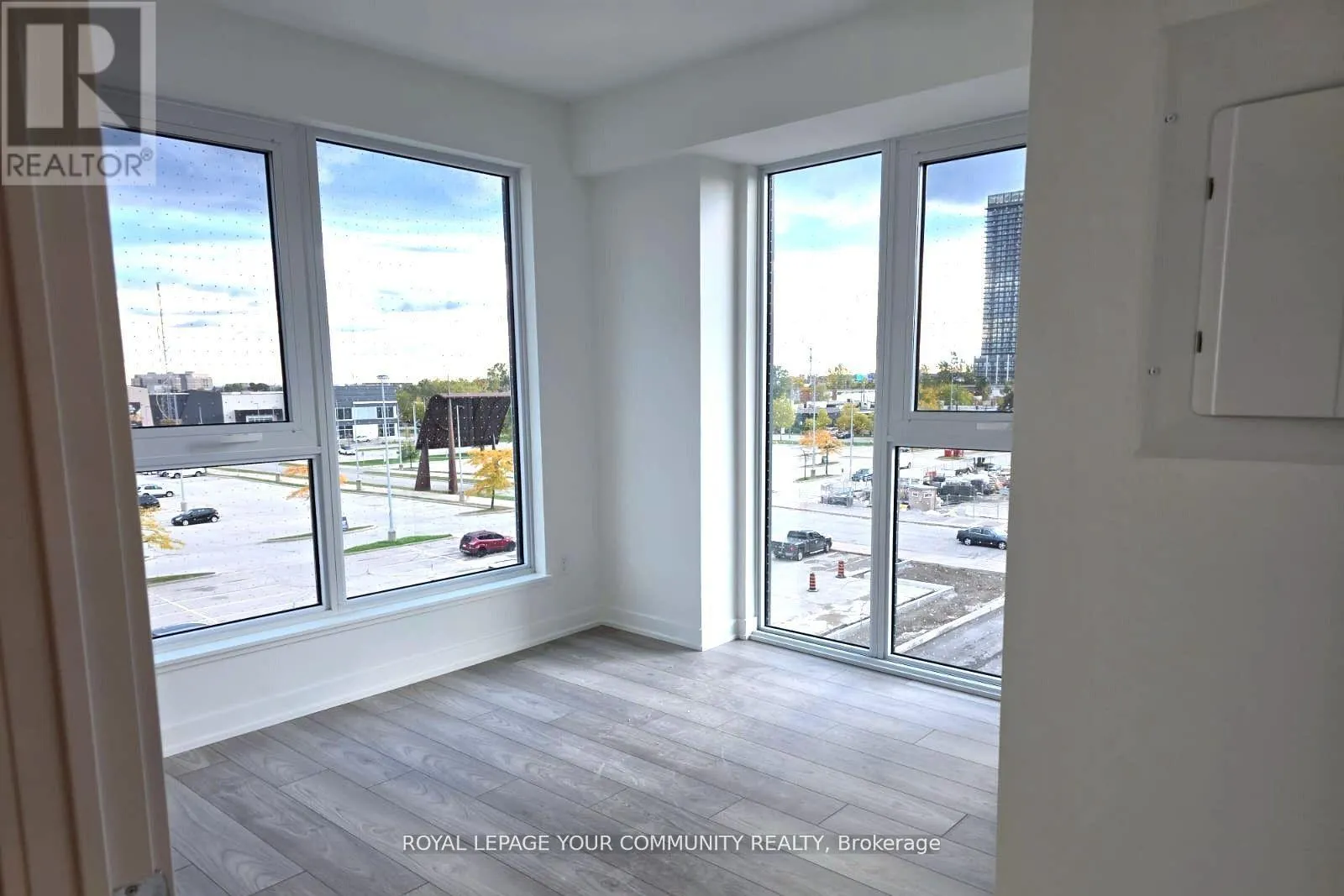 528 - 1007 THE QUEENSWAY