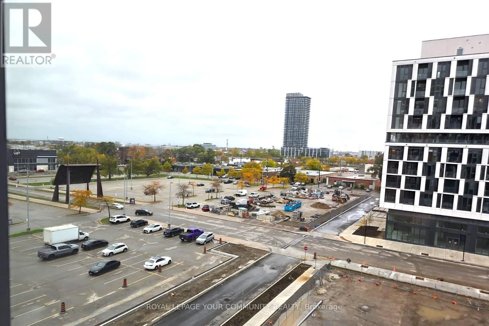 528 - 1007 THE QUEENSWAY