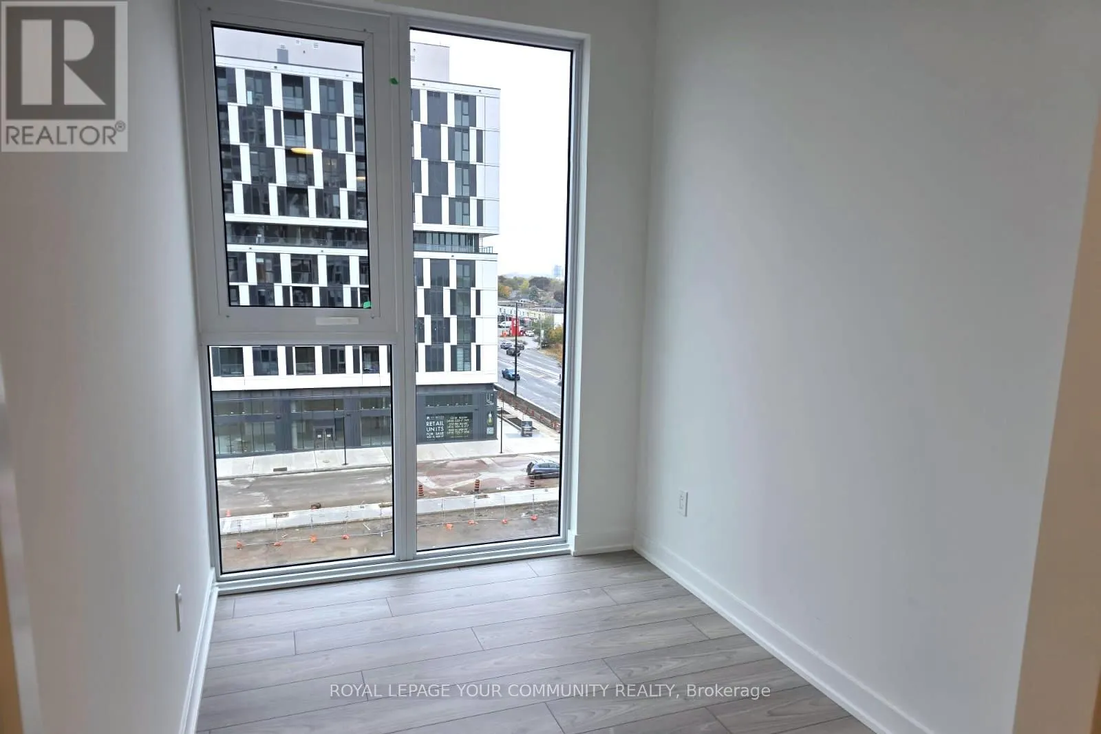 528 - 1007 THE QUEENSWAY