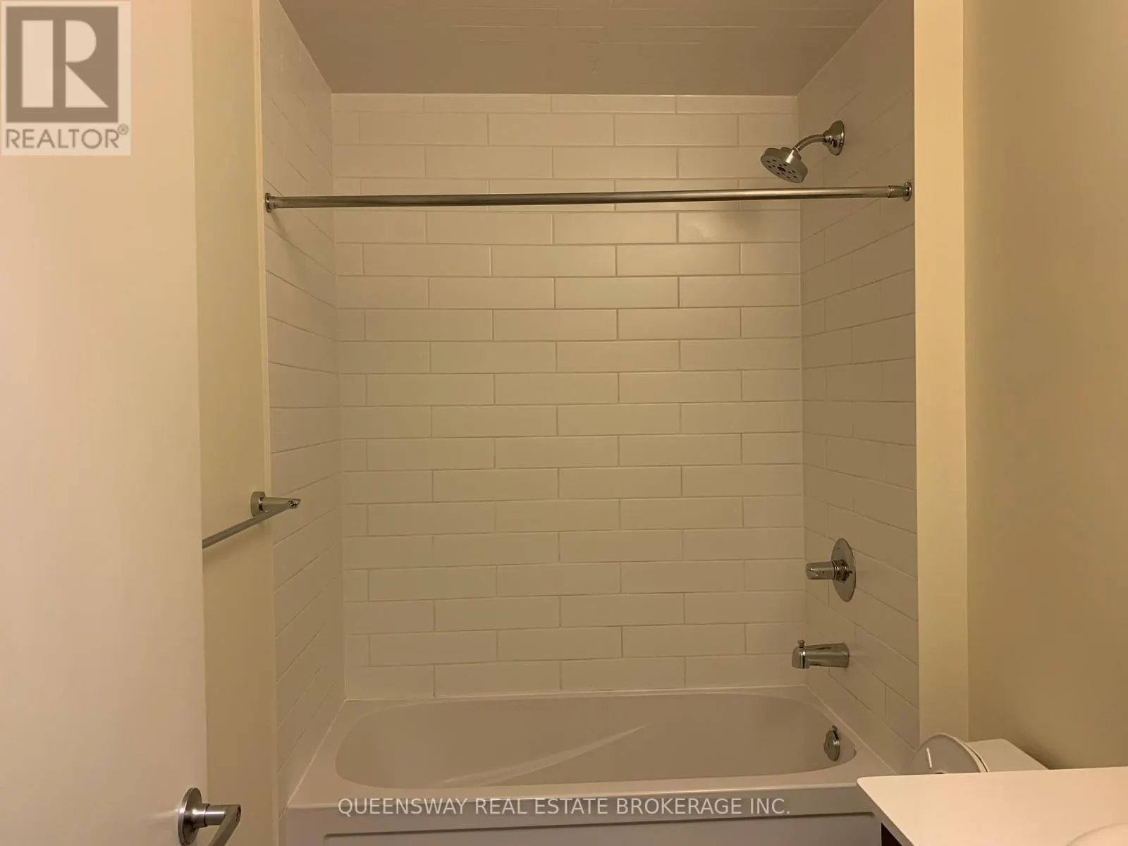 2104 - 360 SQUARE ONE DRIVE