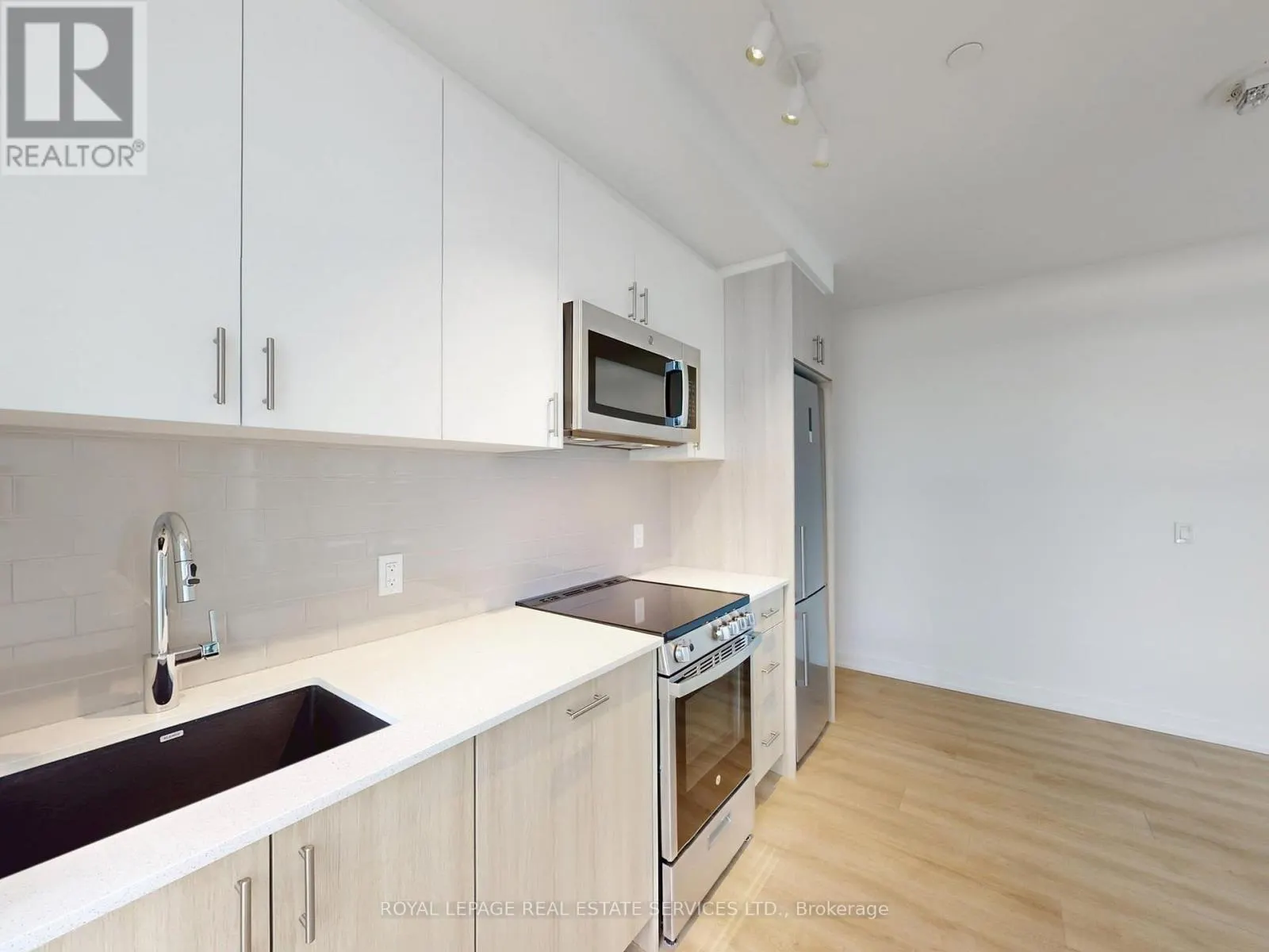 614 - 1195 THE QUEENSWAY