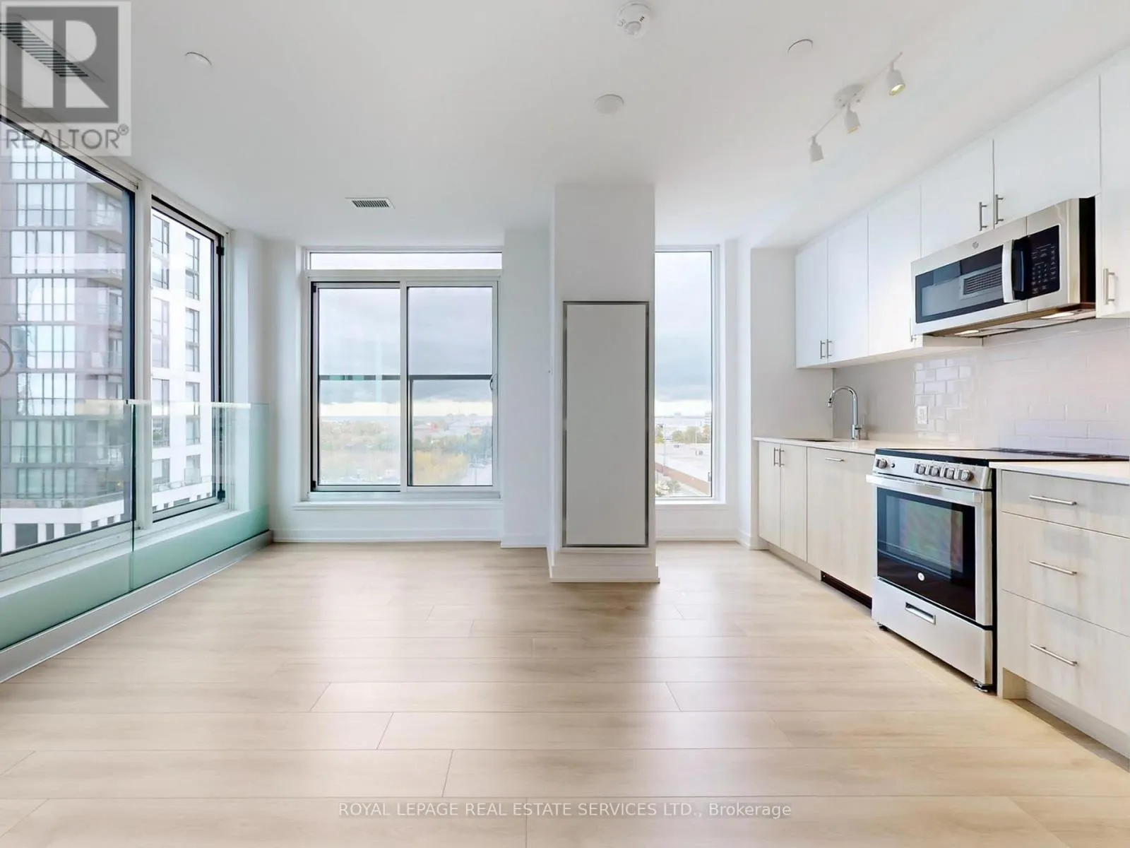 614 - 1195 THE QUEENSWAY