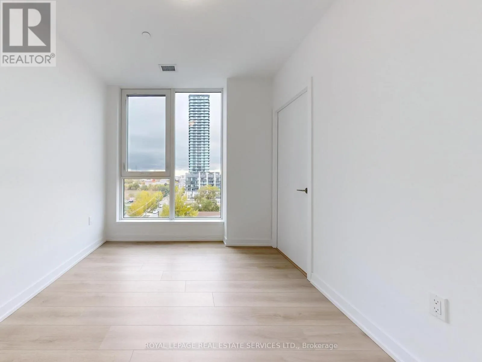 614 - 1195 THE QUEENSWAY