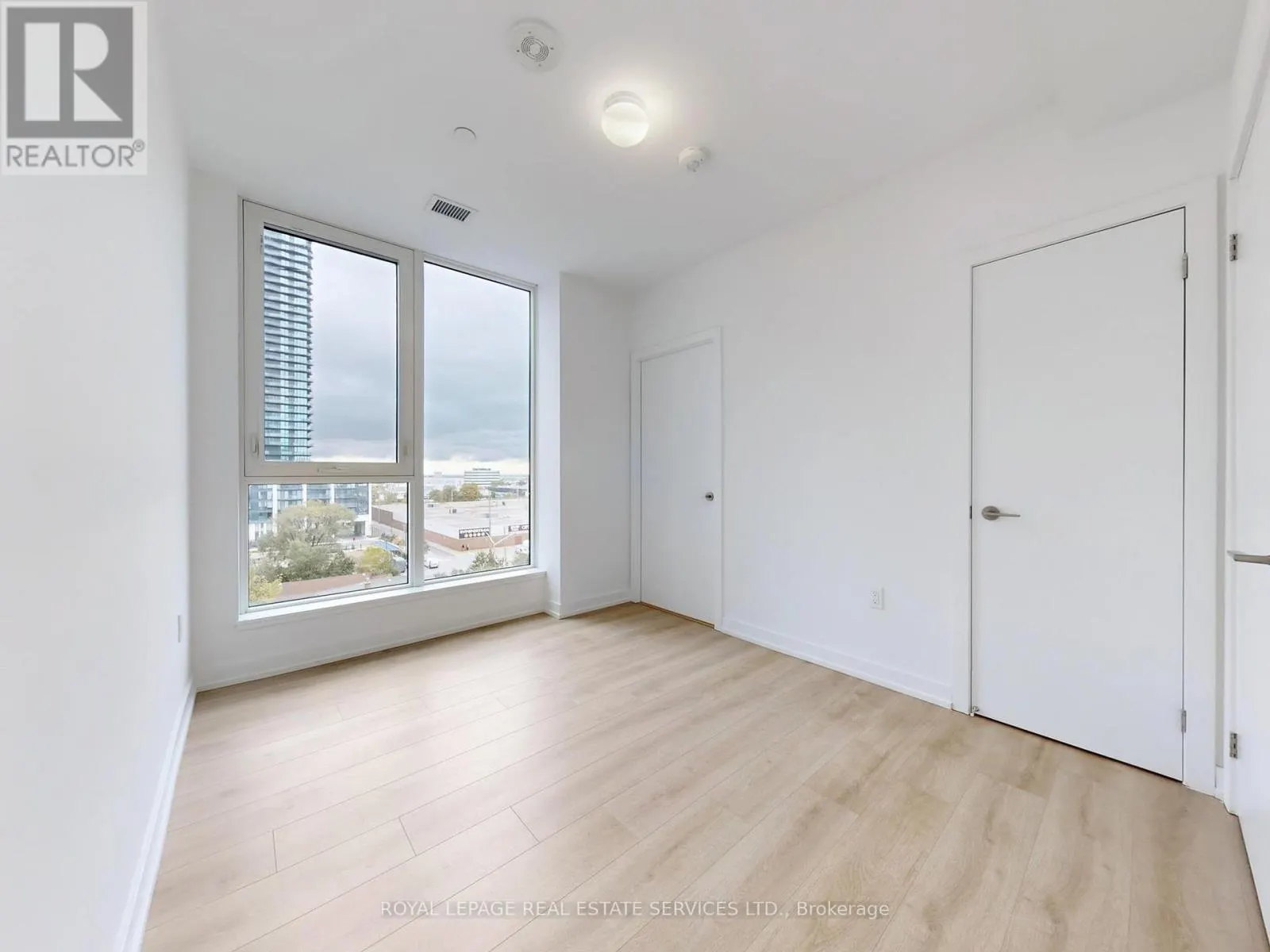 614 - 1195 THE QUEENSWAY