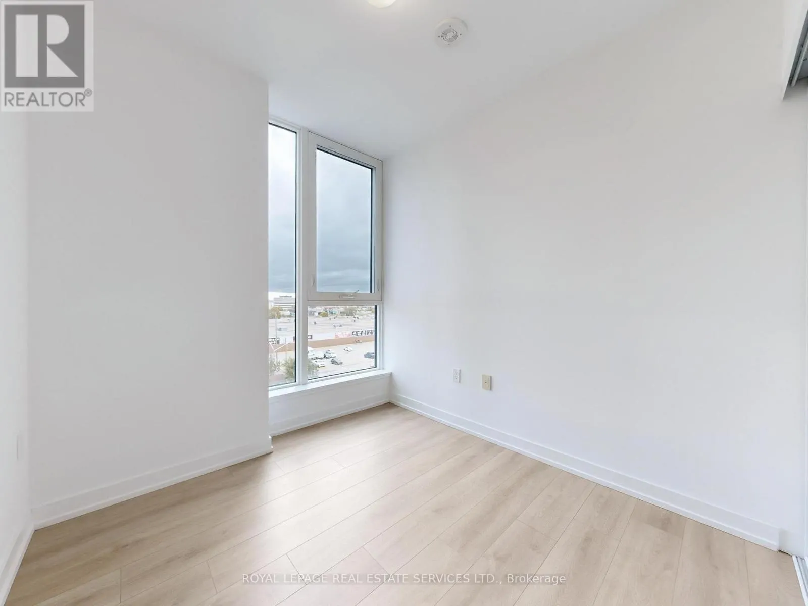 614 - 1195 THE QUEENSWAY