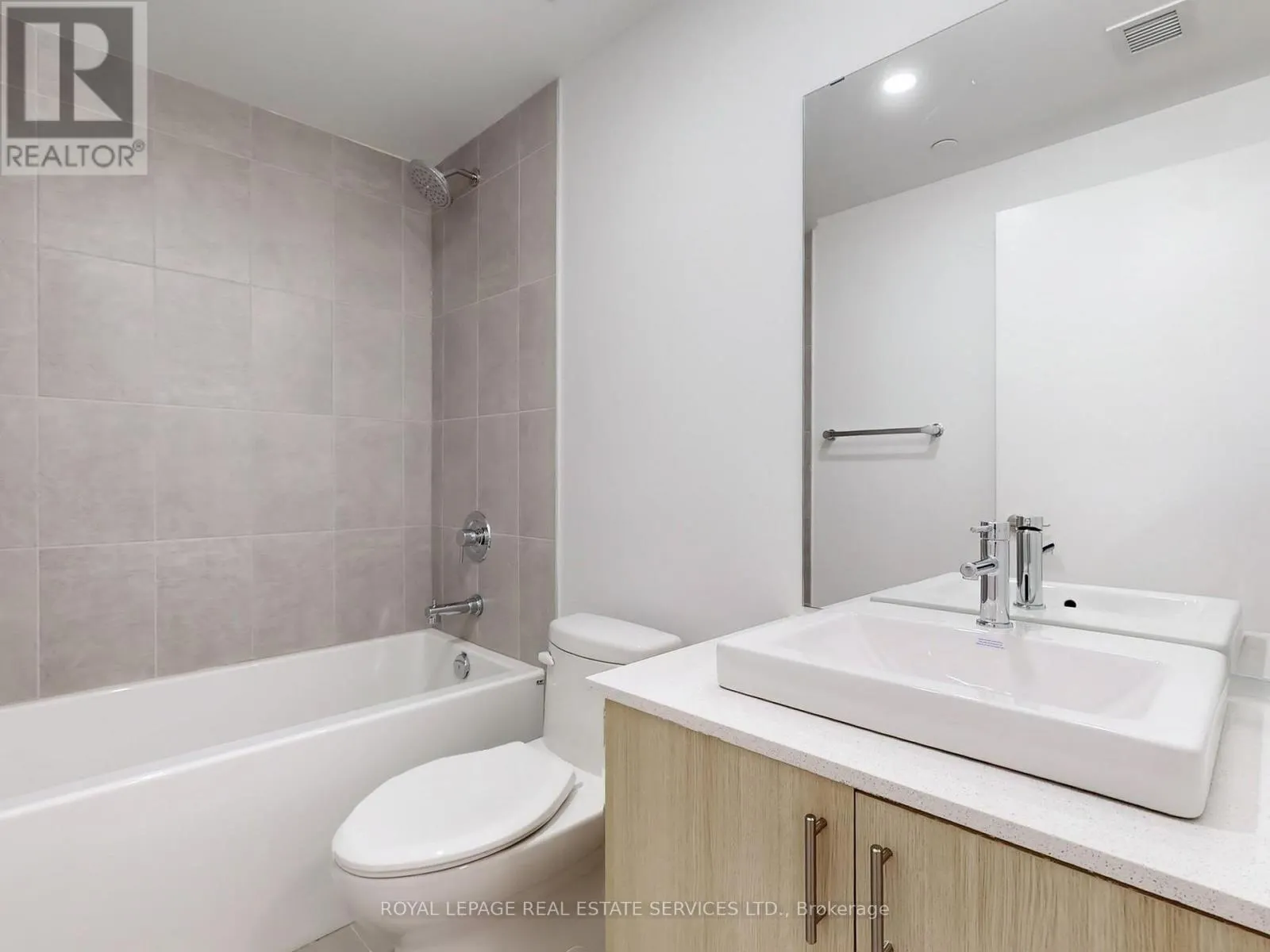 614 - 1195 THE QUEENSWAY