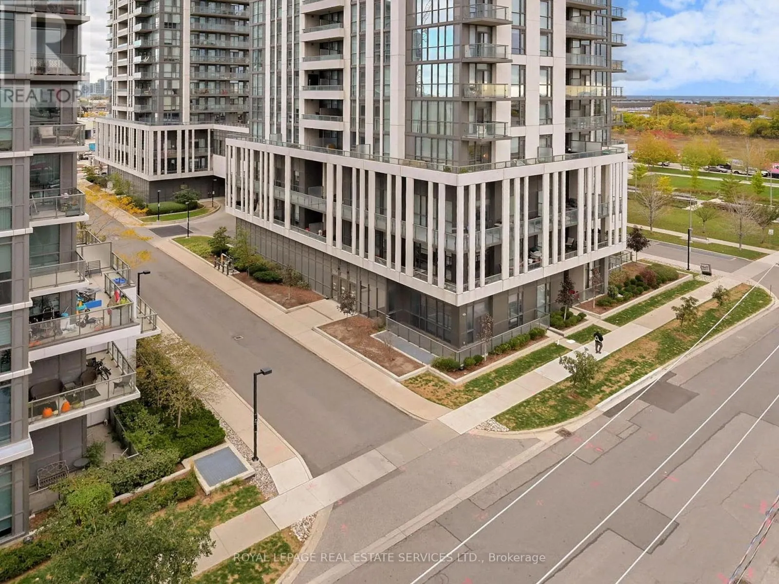 614 - 1195 THE QUEENSWAY