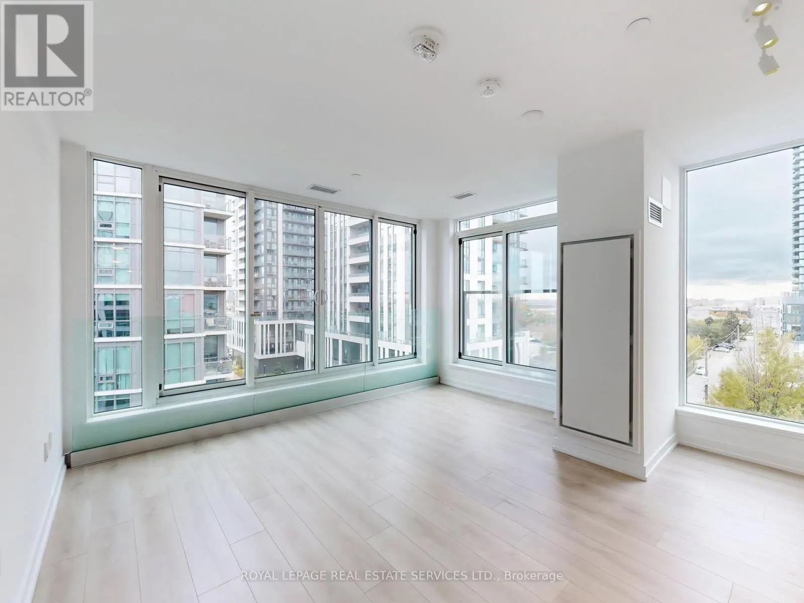 614 - 1195 THE QUEENSWAY