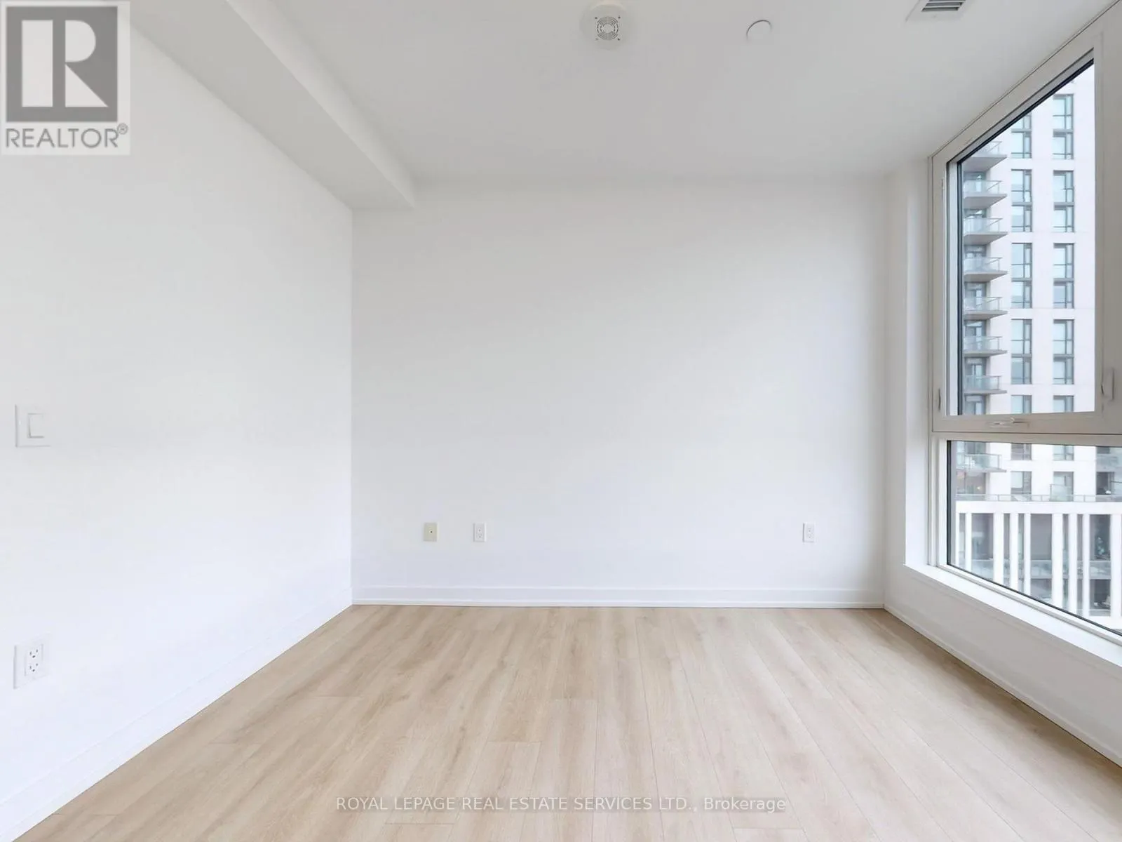 614 - 1195 THE QUEENSWAY