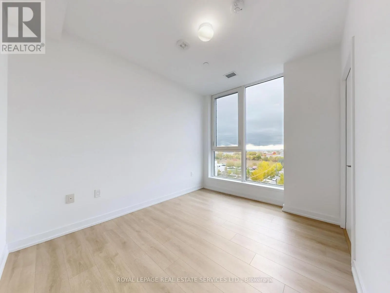 614 - 1195 THE QUEENSWAY