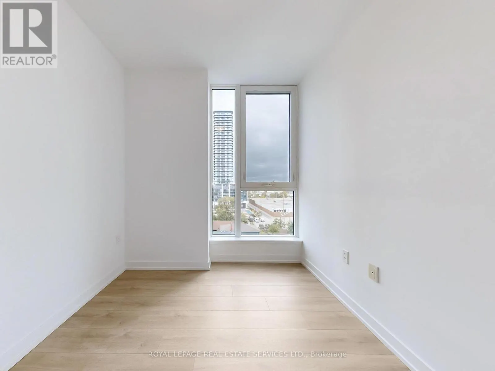 614 - 1195 THE QUEENSWAY