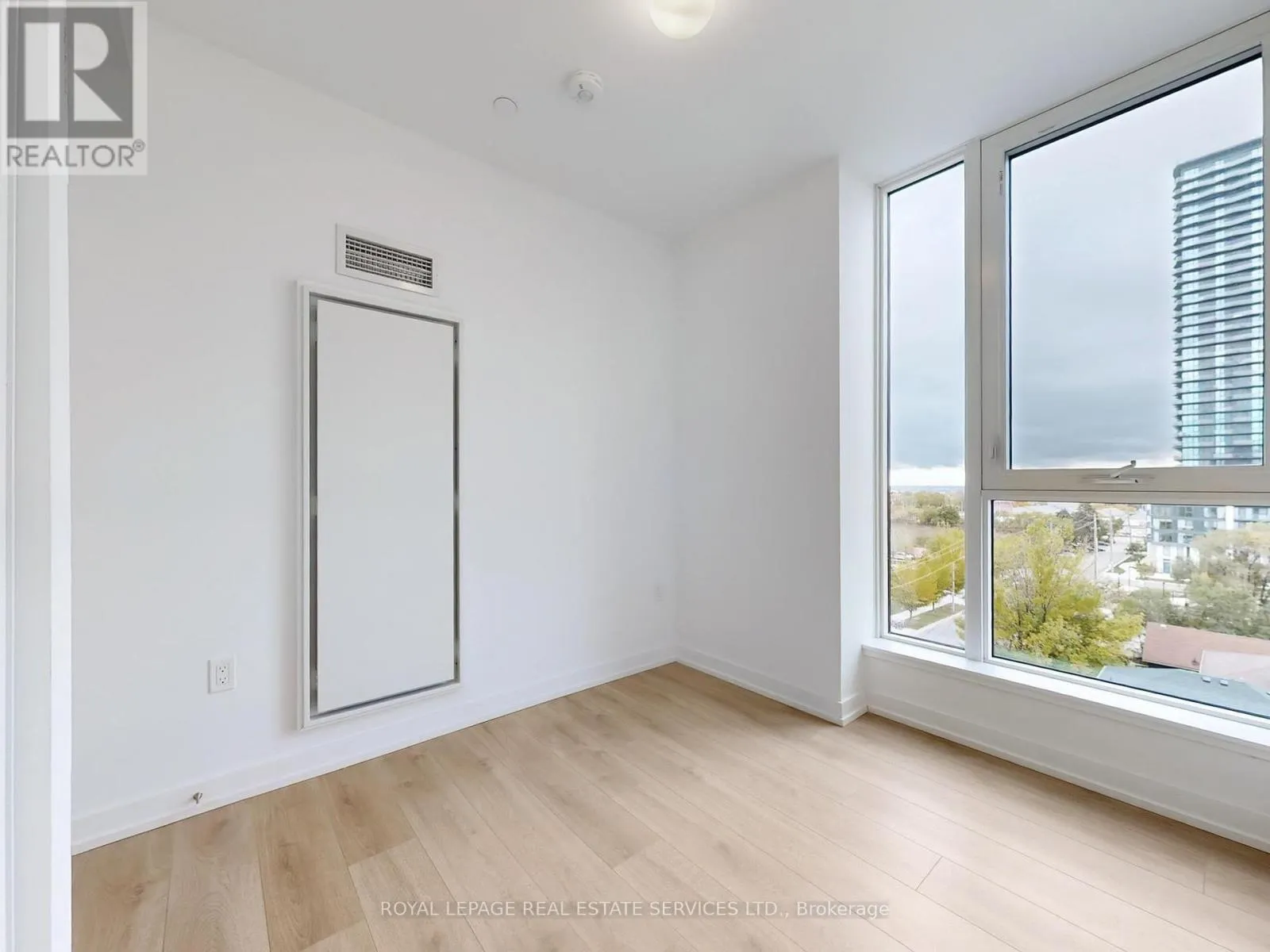 614 - 1195 THE QUEENSWAY