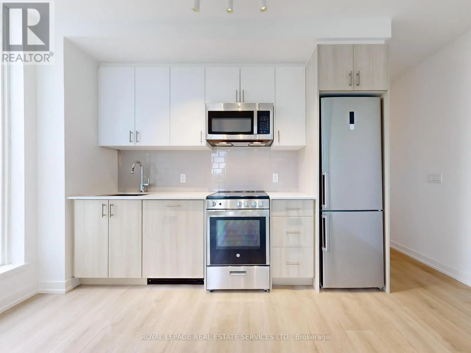 614 - 1195 THE QUEENSWAY