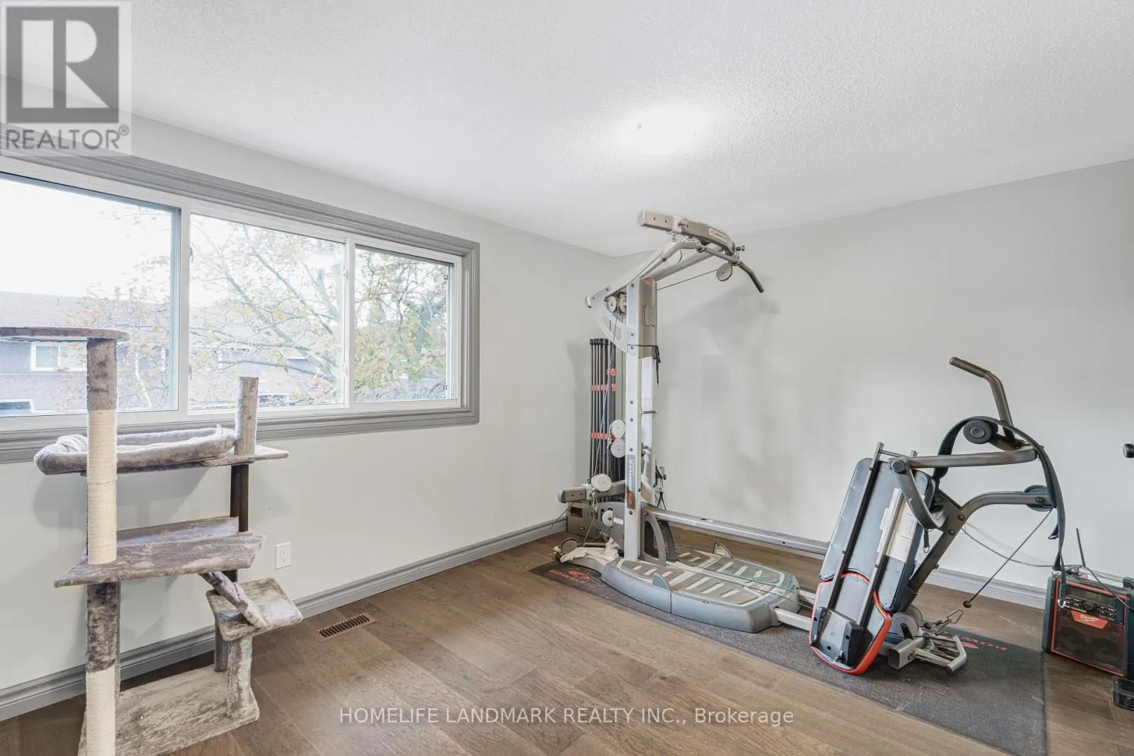 18 - 2185 FAIRCHILD BOULEVARD