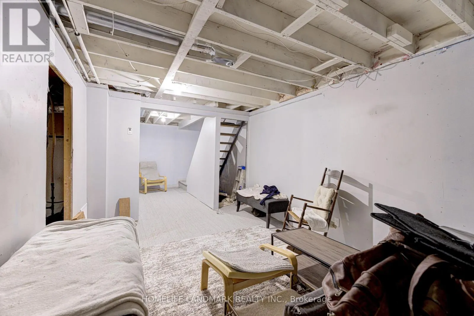 18 - 2185 FAIRCHILD BOULEVARD