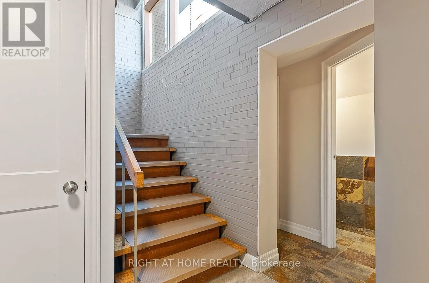 100 - 20 STAVEBANK ROAD