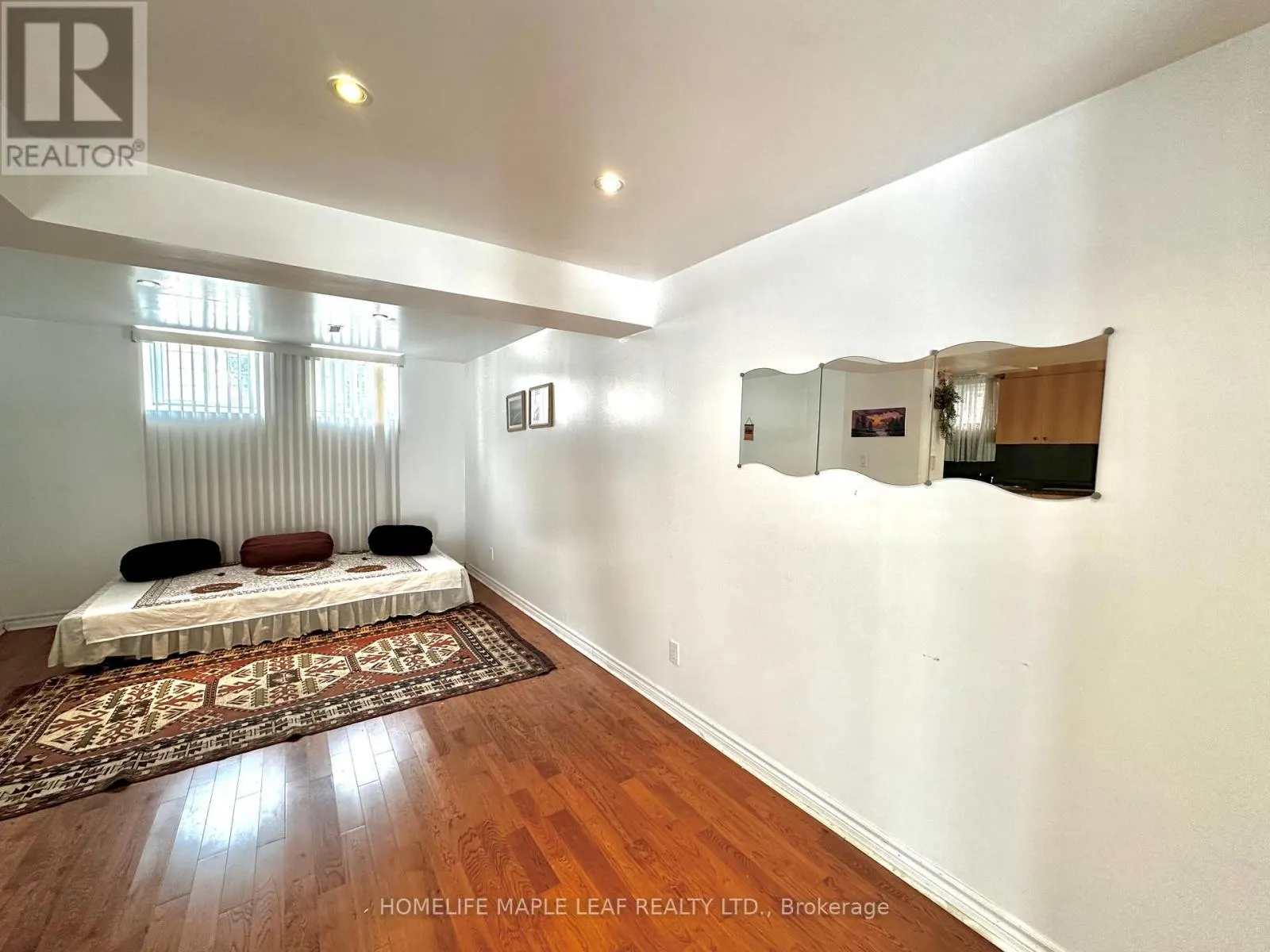 41 WOODSTREAM AVENUE E