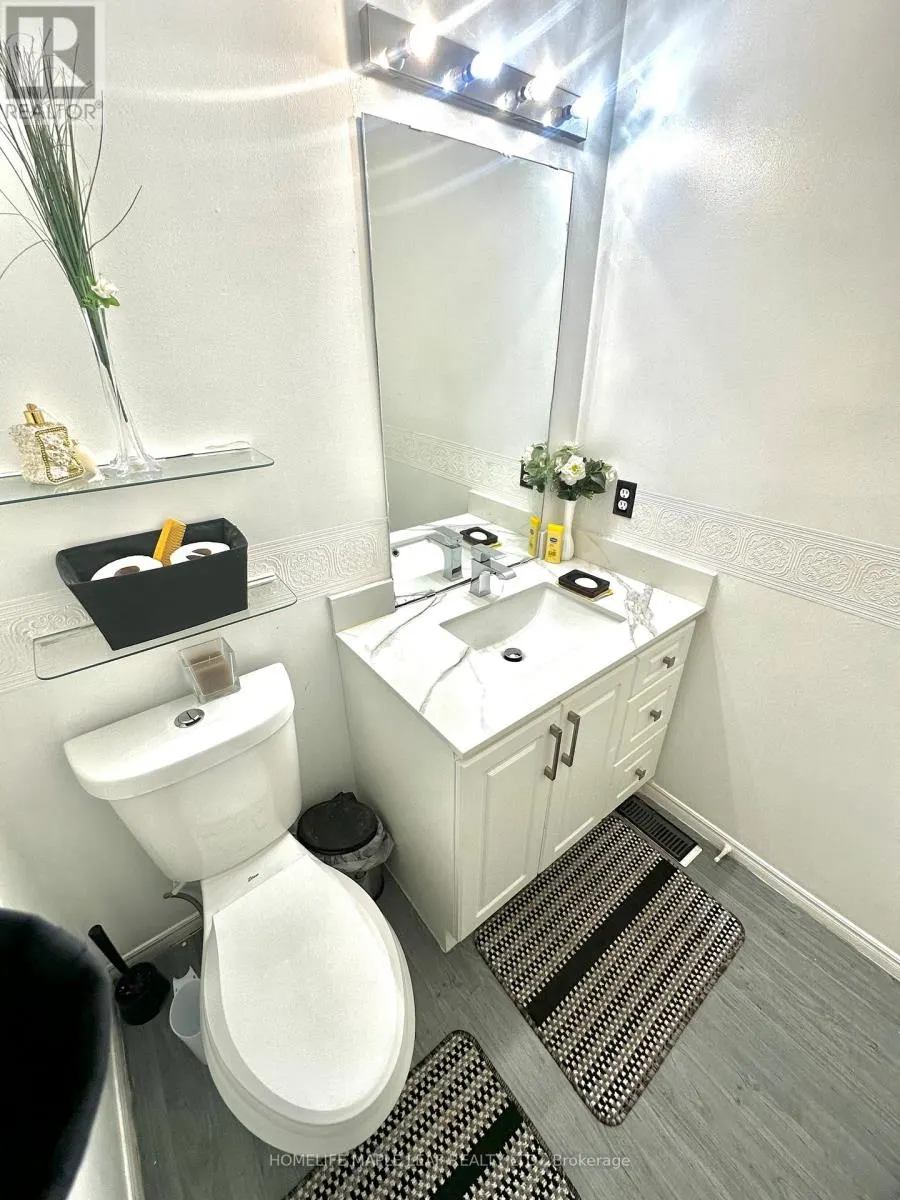 41 WOODSTREAM AVENUE E