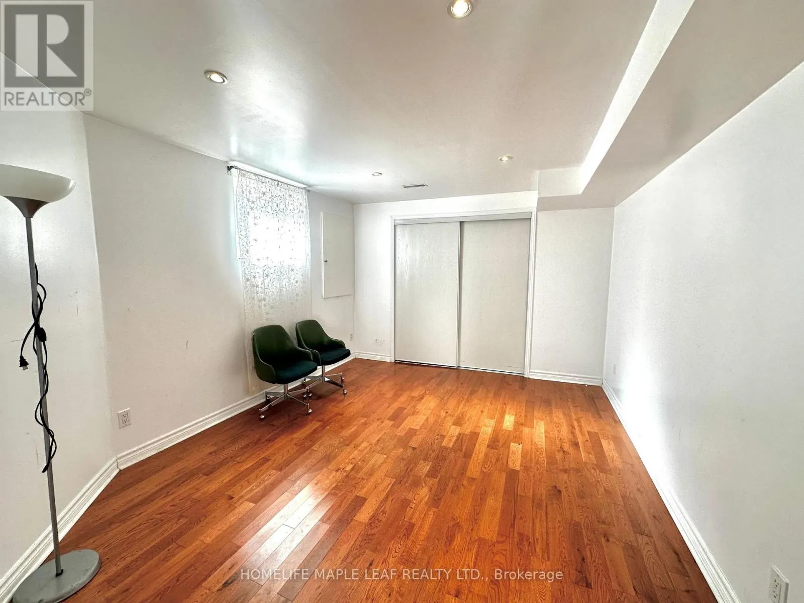 41 WOODSTREAM AVENUE E