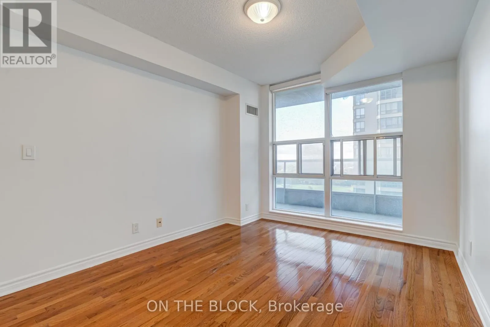 1604 - 33 ELM DRIVE W