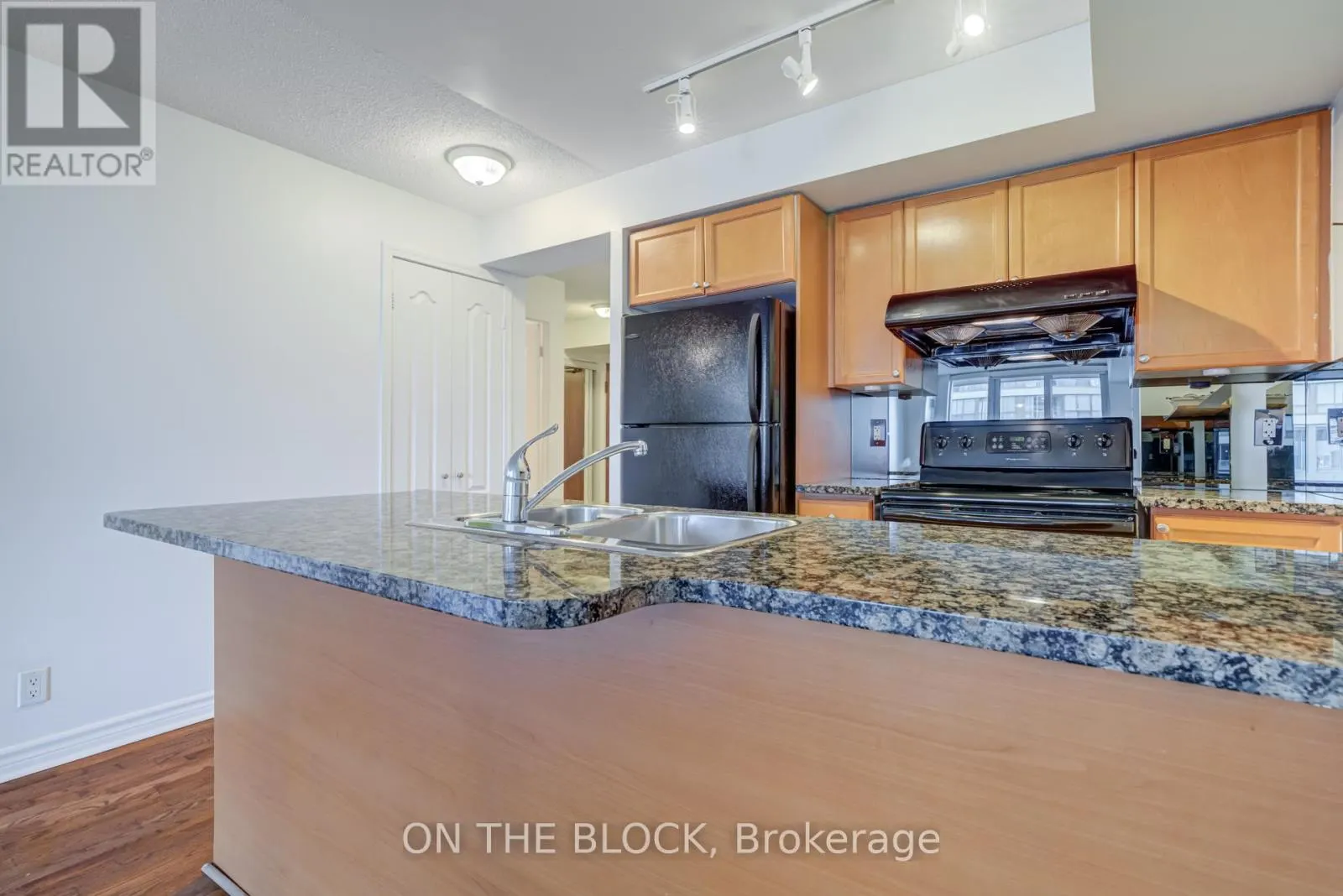 1604 - 33 ELM DRIVE W