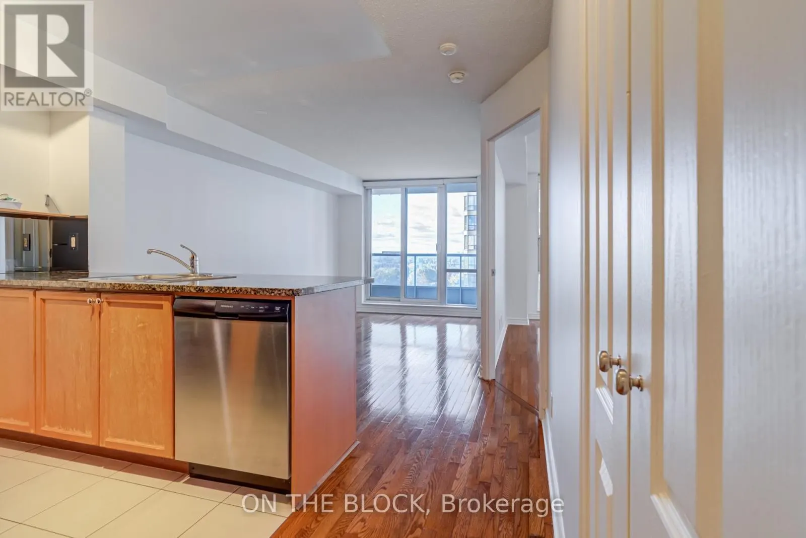 1604 - 33 ELM DRIVE W