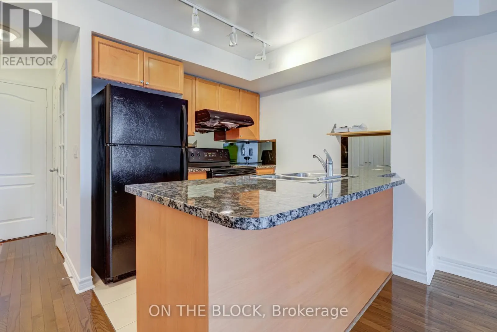 1604 - 33 ELM DRIVE W