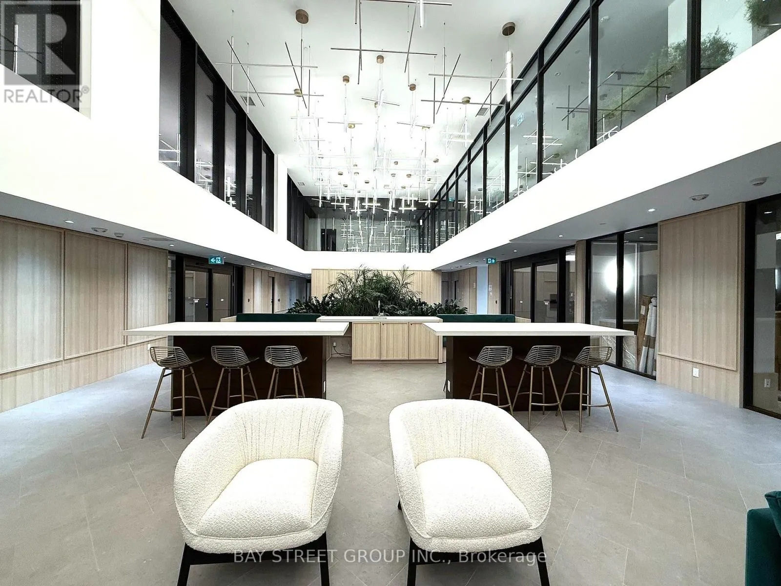 412 - 3071 TRAFALGAR ROAD