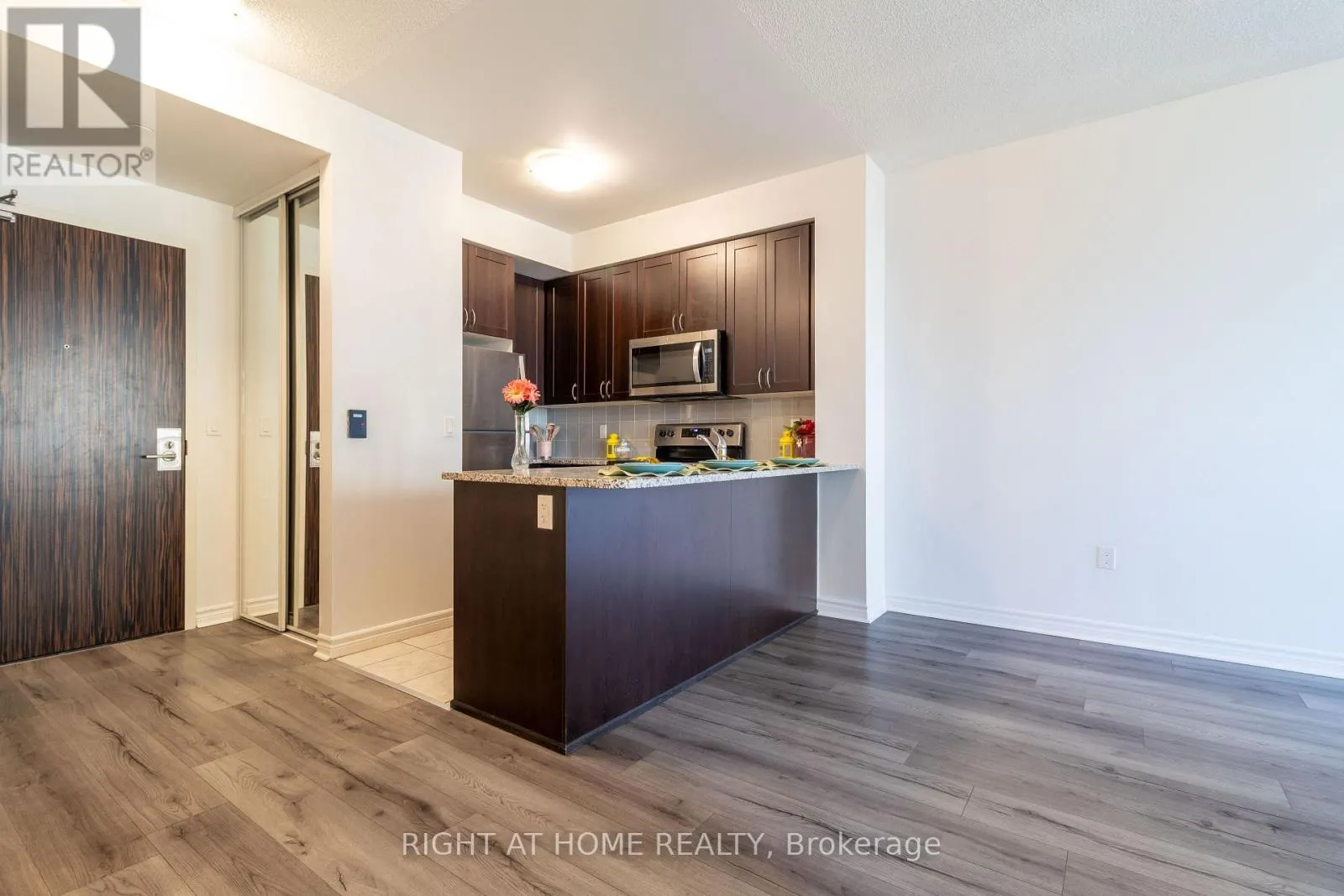 511 - 349 RATHBURN ROAD W