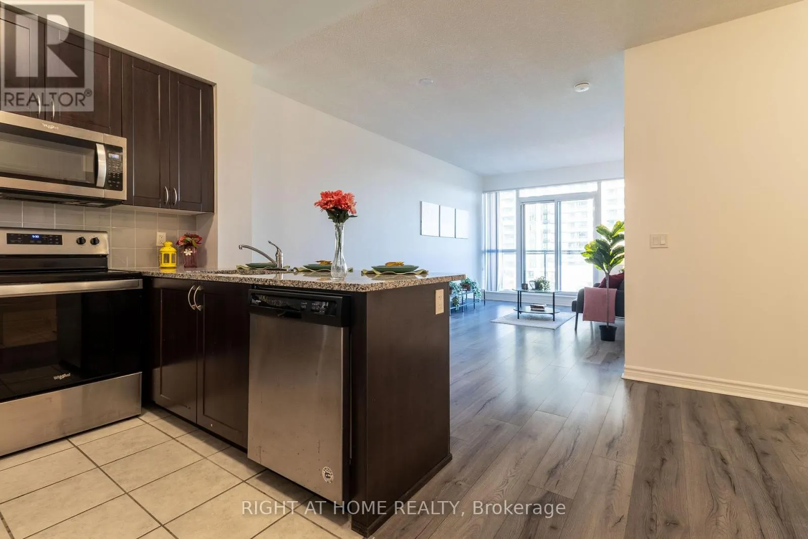 511 - 349 RATHBURN ROAD W