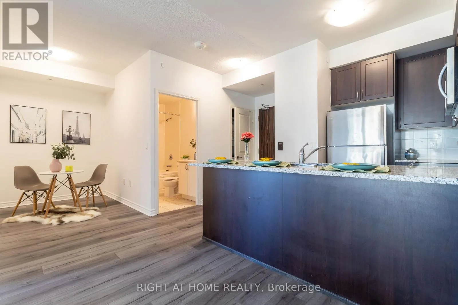 511 - 349 RATHBURN ROAD W