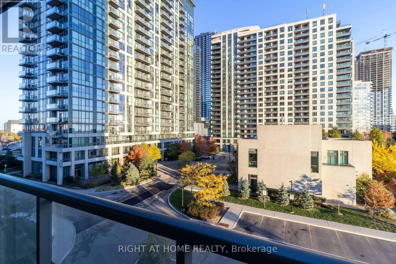 511 - 349 RATHBURN ROAD W