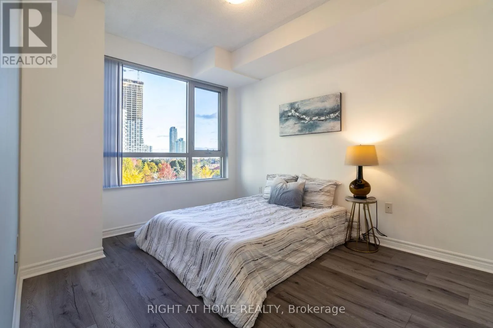 511 - 349 RATHBURN ROAD W