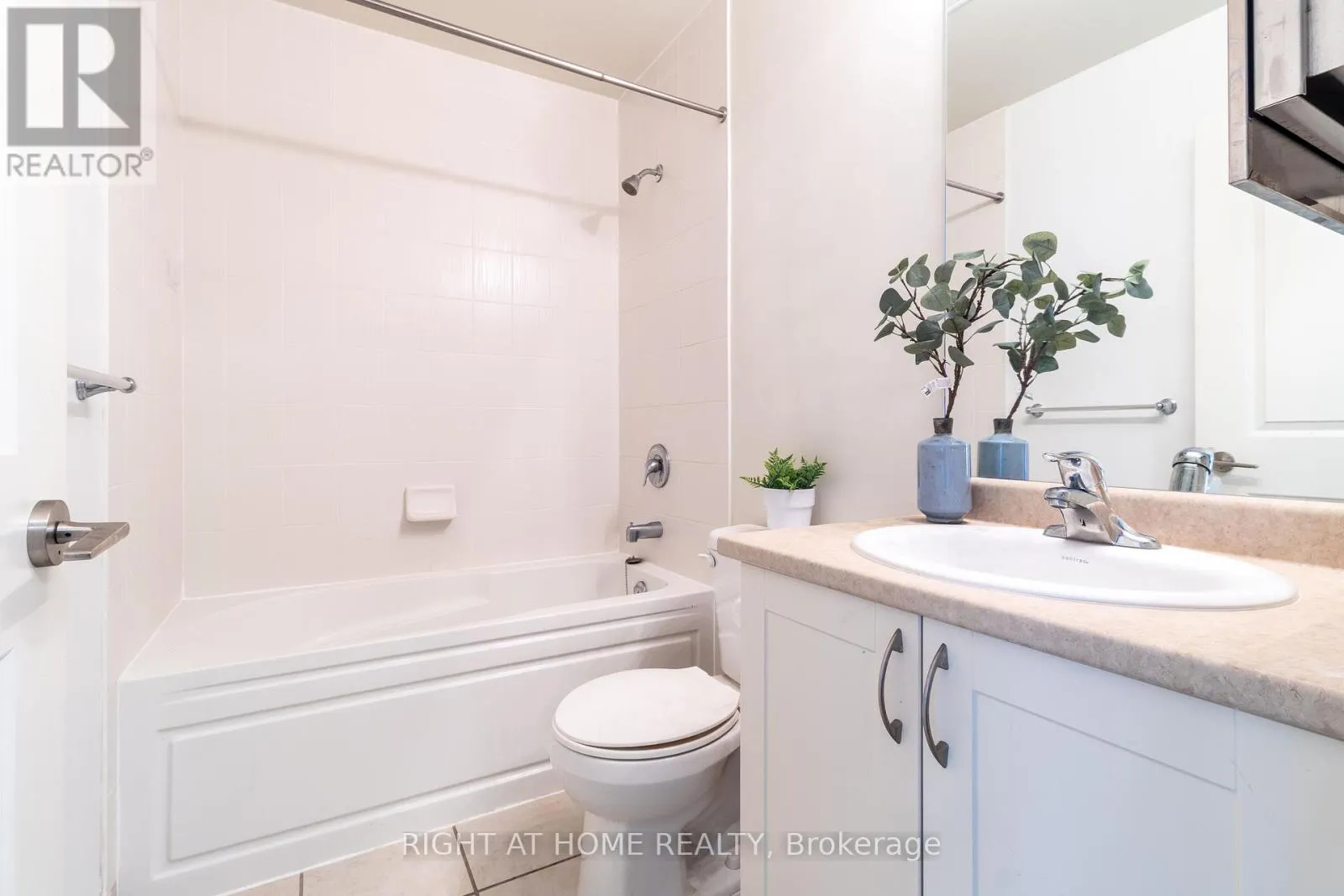 511 - 349 RATHBURN ROAD W