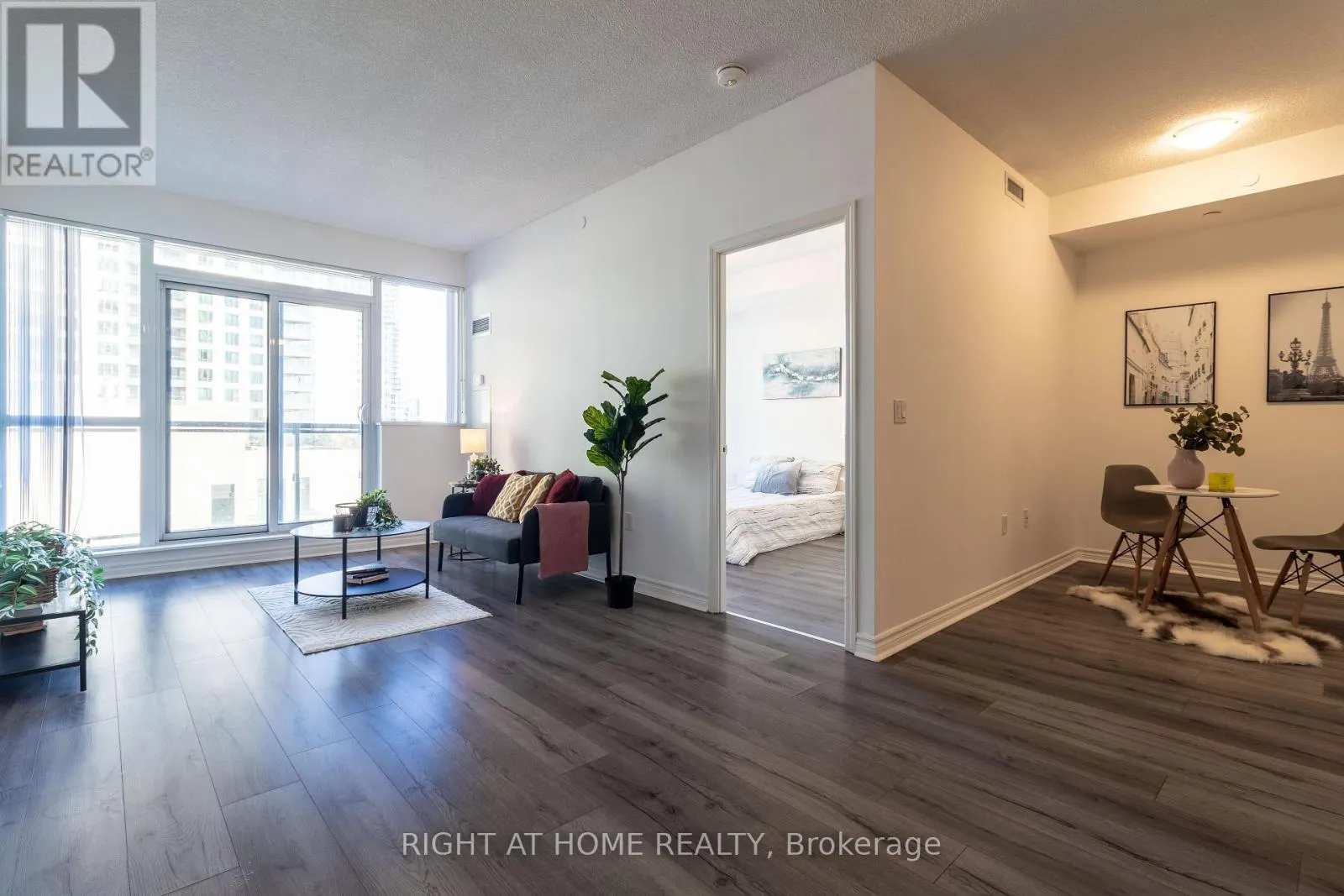 511 - 349 RATHBURN ROAD W