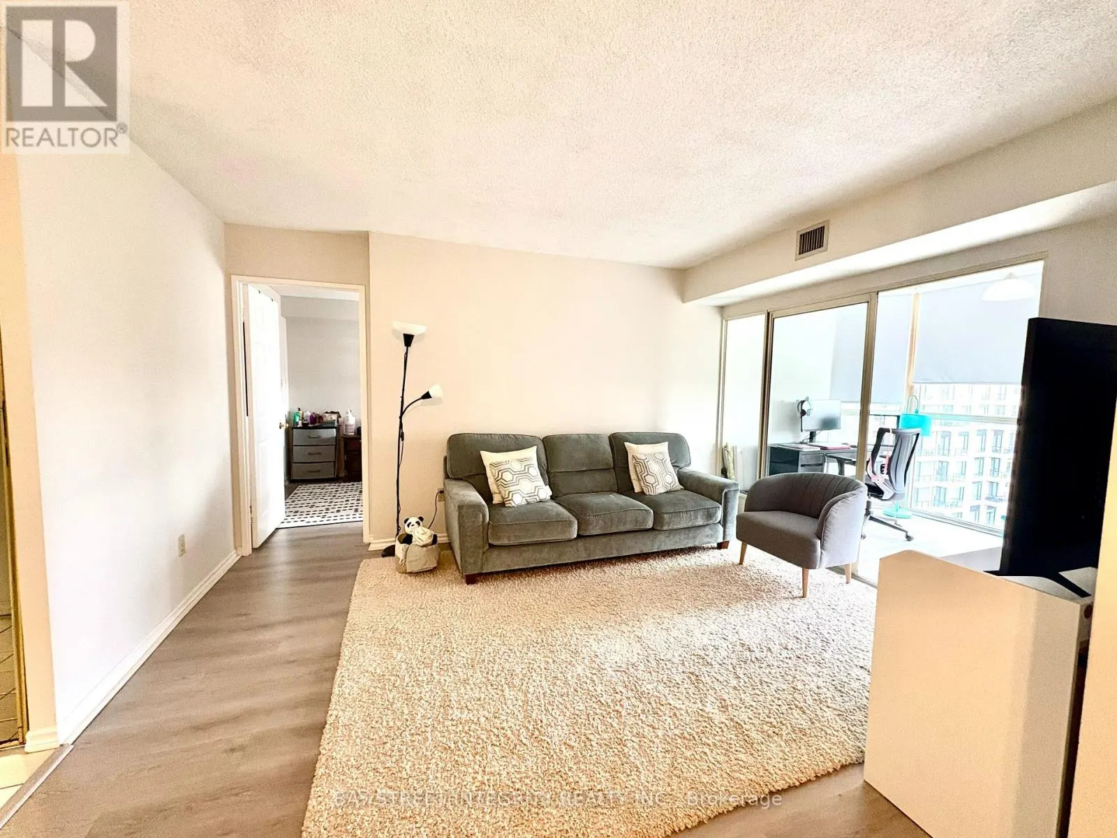 1011 - 265 ENFIELD PLACE