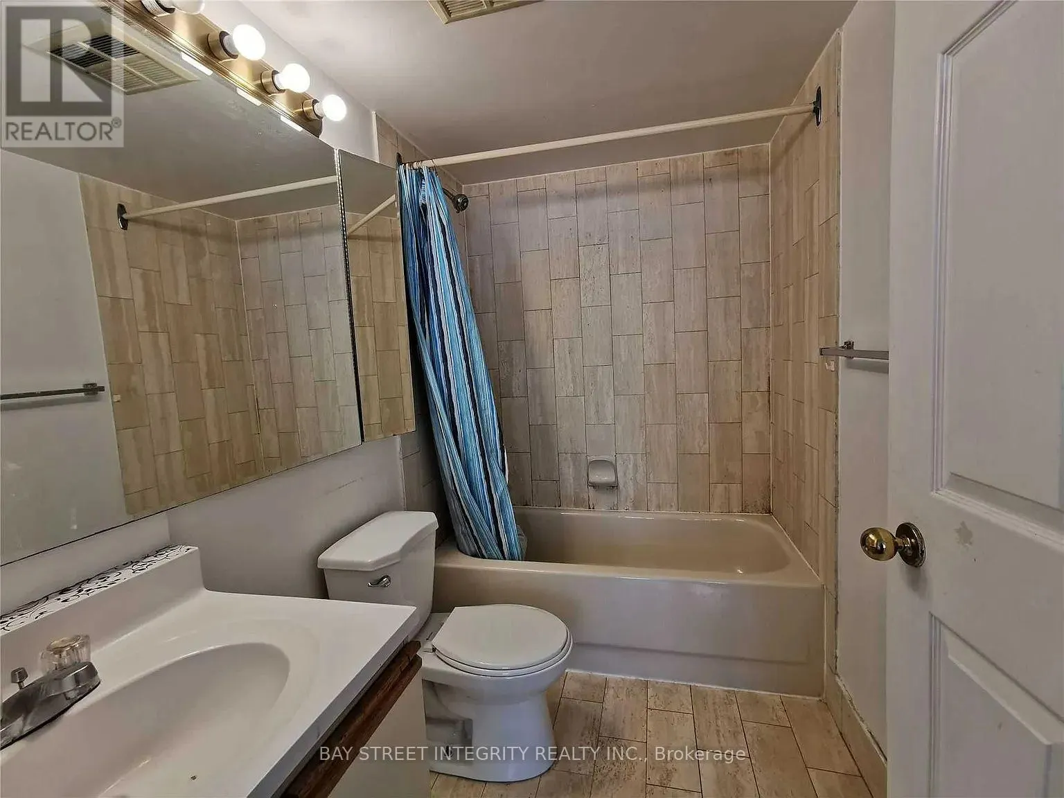 1011 - 265 ENFIELD PLACE