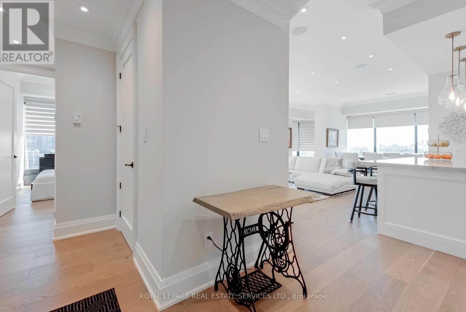 2508 - 2045 LAKE SHORE BOULEVARD W