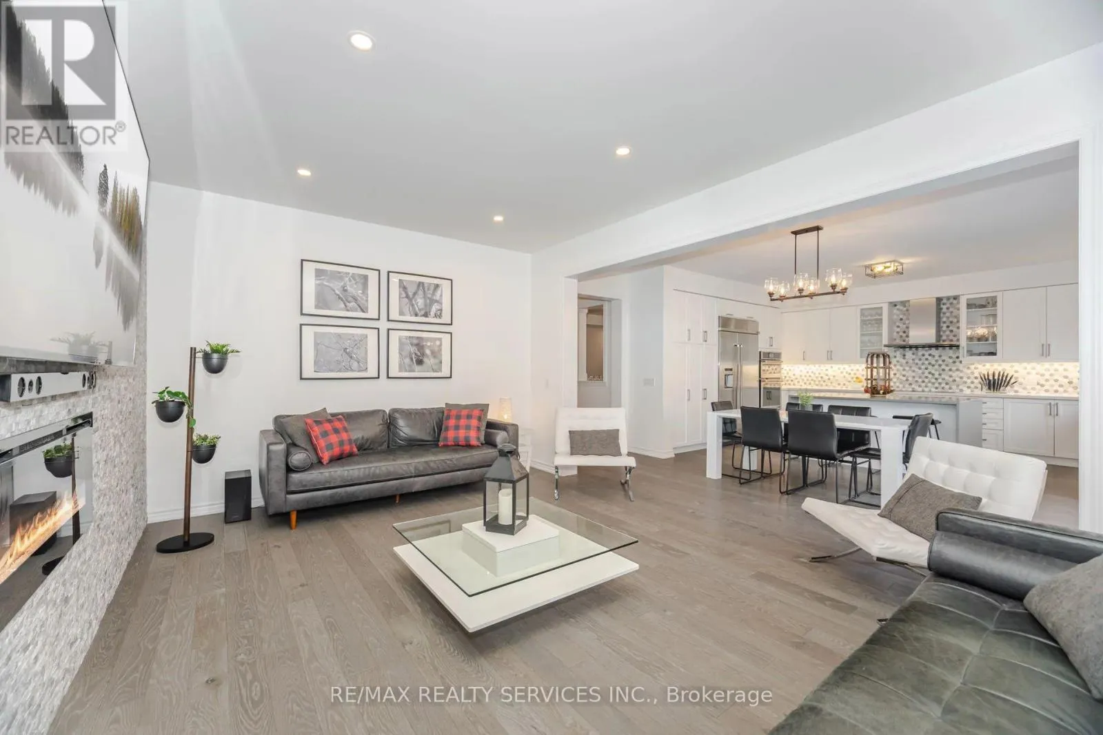 112 NEWHOUSE BOULEVARD