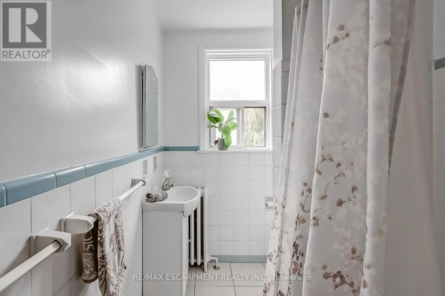 7 - 2128 HARRIS CRESCENT