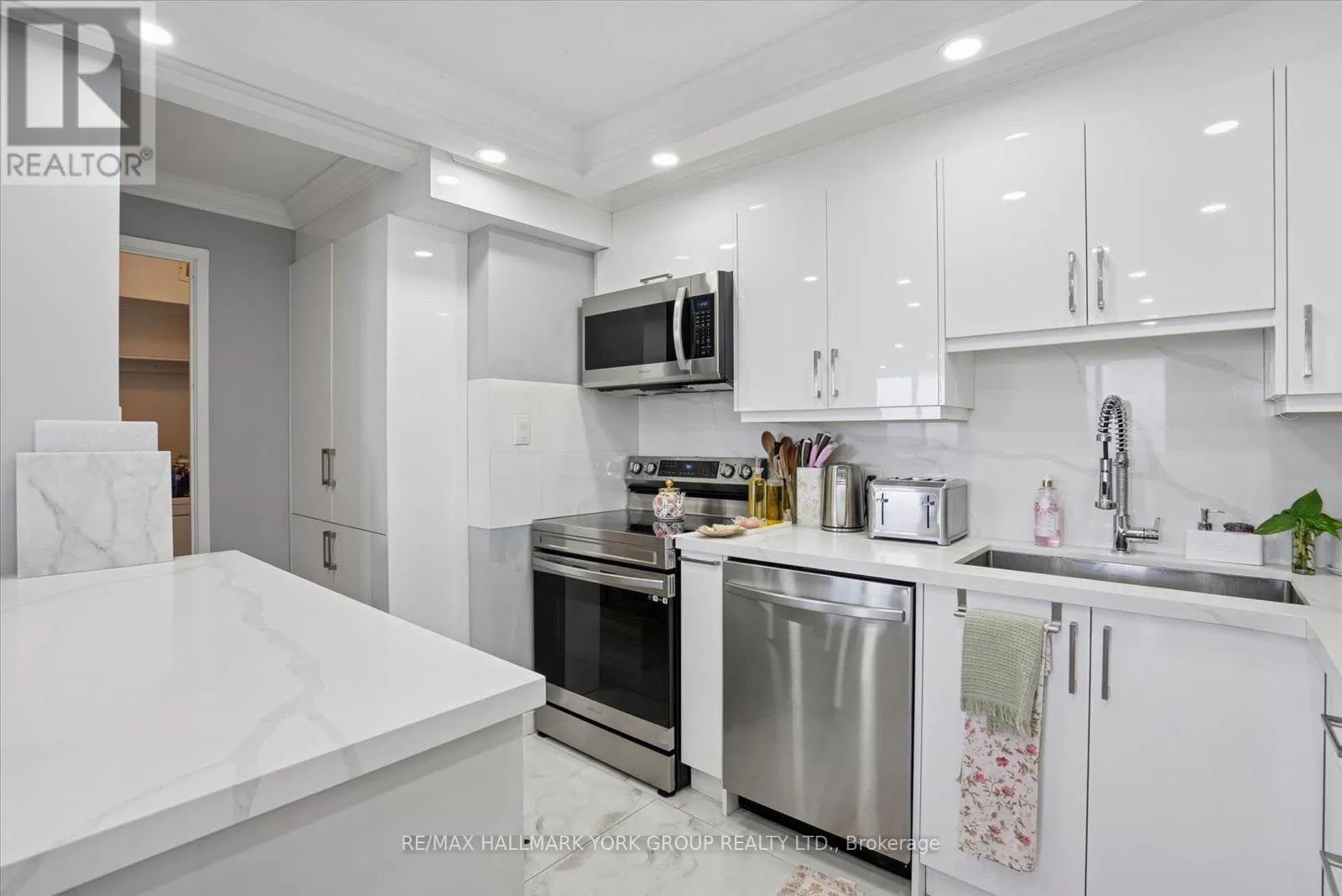 1006 - 1300 MISSISSAUGA VALLEY BOULEVARD