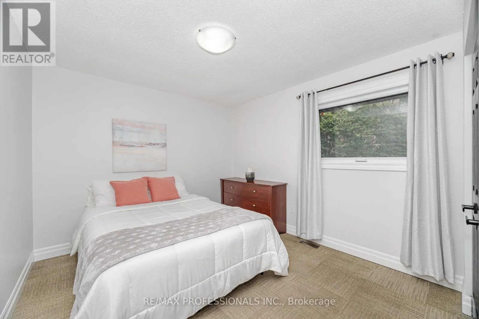 52 LORRAINE CRESCENT